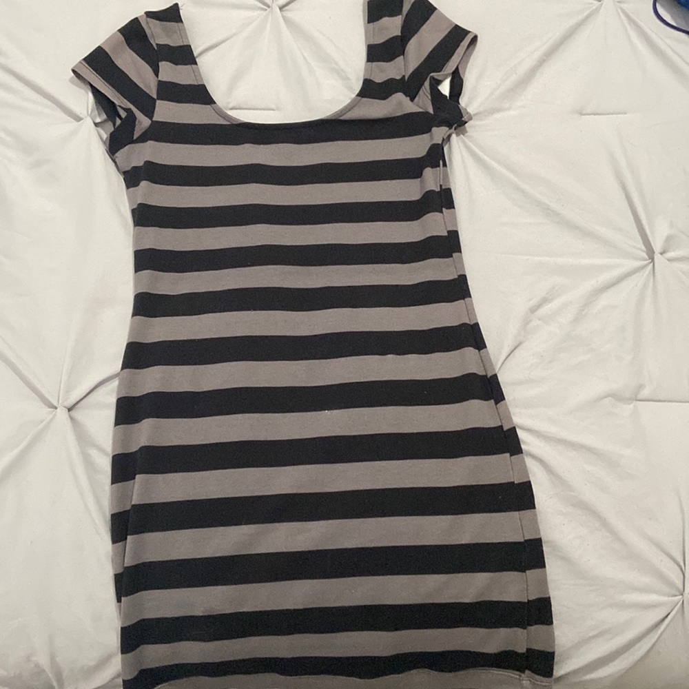 This fun, and flirty Guess dress is perfect for summer or fall.